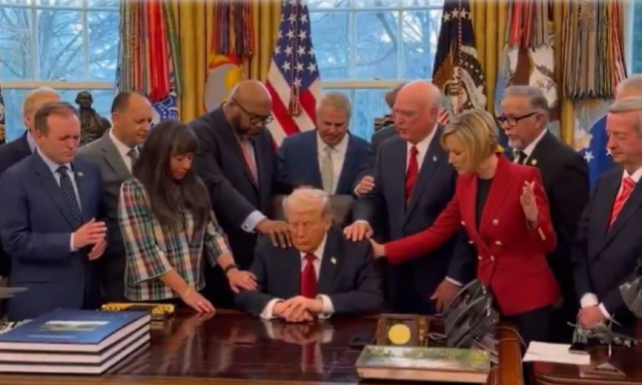 TRAMPOV BIZARAN SNIMAK IZ BELE KUĆE: Pastori iz SAD polažu ruke na njega i mole za vojnike (VIDEO)