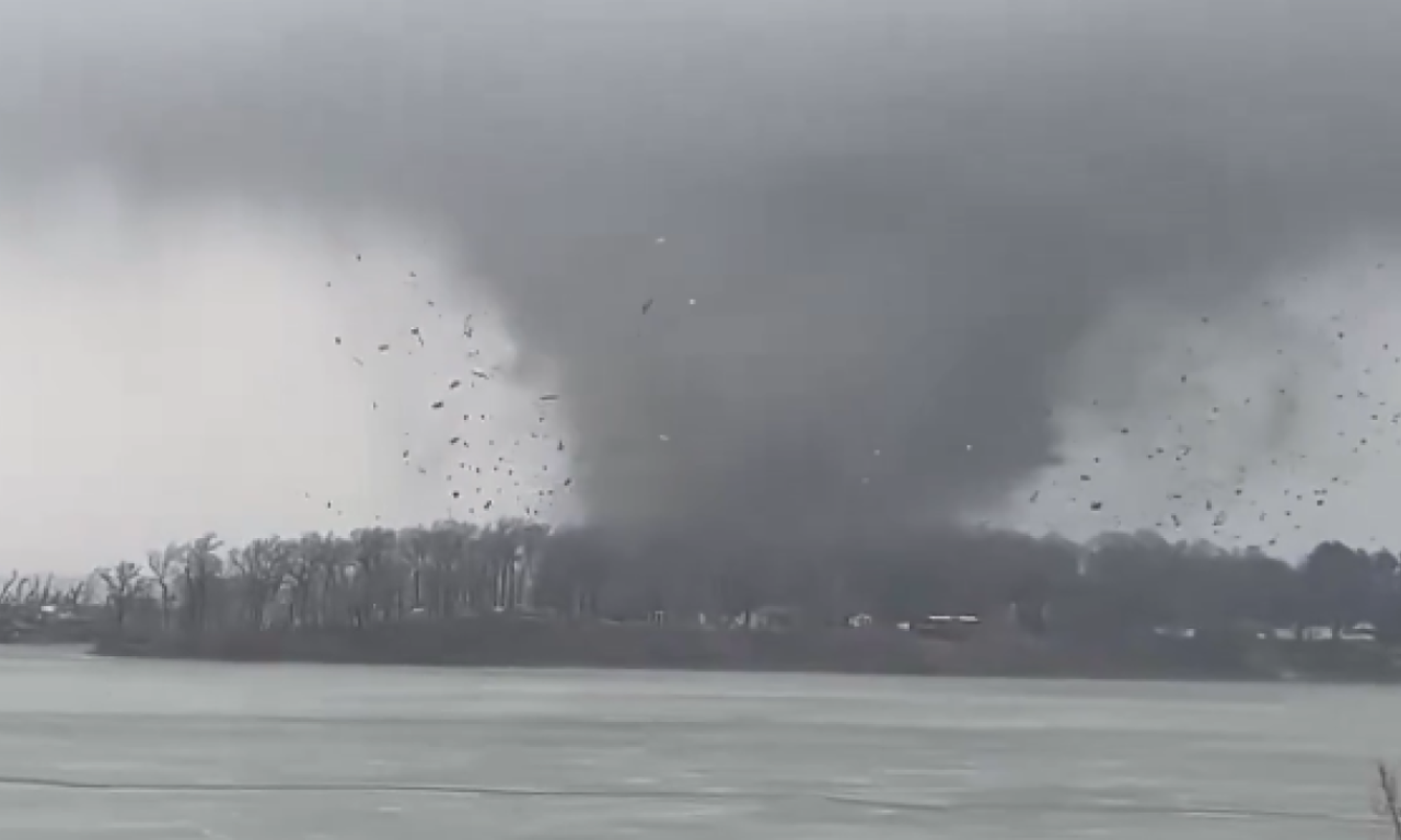 POSLEDNJI KRIK PRE NEGO ŠTO JE VEZA PUKLA! „Monstruozni” tornado pogodio Ameriku - Nosi kuće i vozila: Poginule majka i ćerka (VIDEO)
