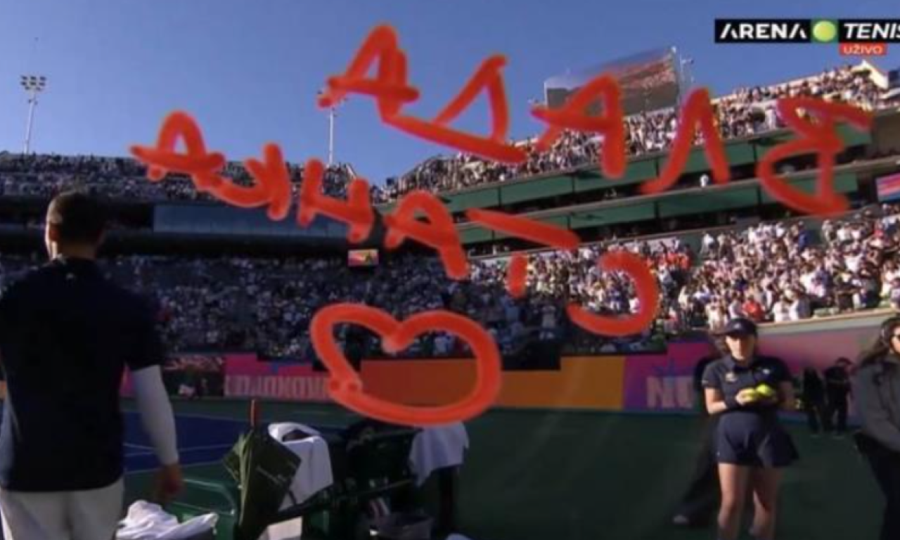 DVA IMENA NA ĆIRILICI I VELIKO SRCE! Evo kome je Đoković posle pobede posvetio poruku na kameri! (FOTO)