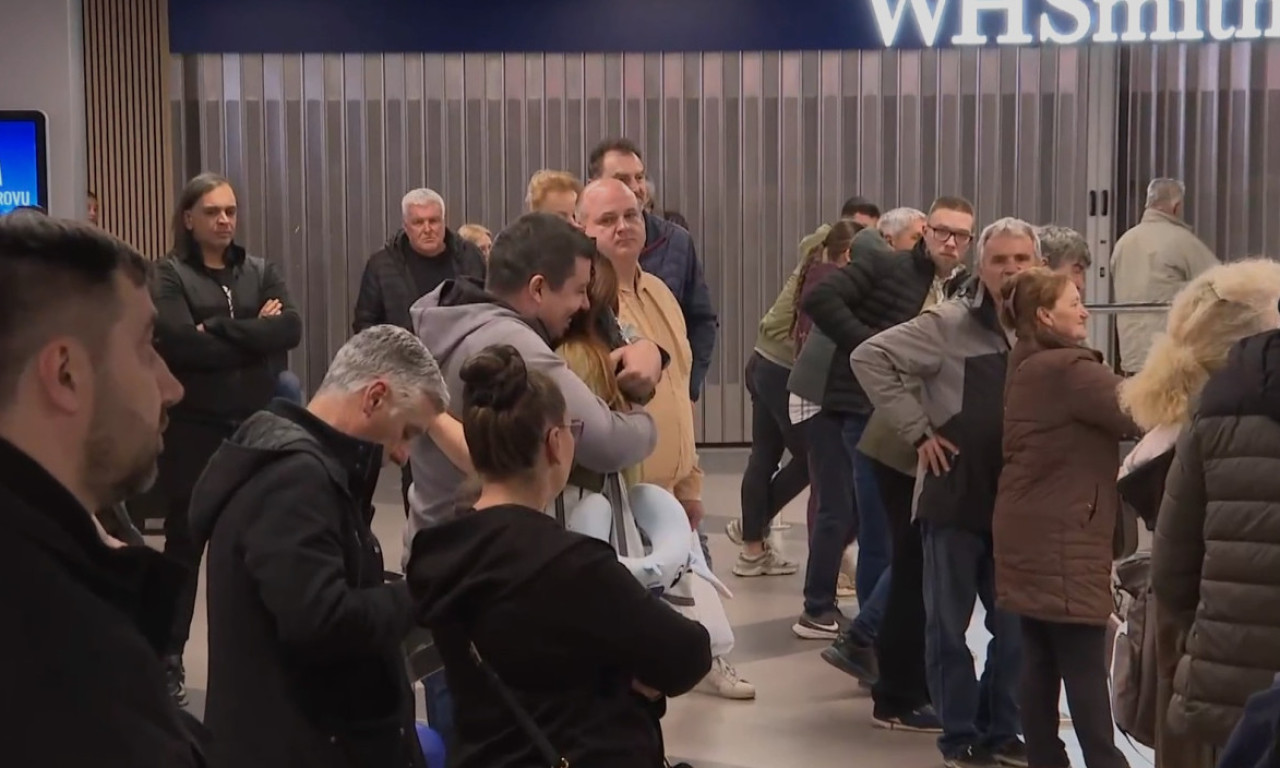 POGLEDAJTE EMOTIVNE SCENE SA BEOGRADSKOG AERODROMA Sleteo avion iz Dubaija - u njemu bilo čak 10 beba (VIDEO)
