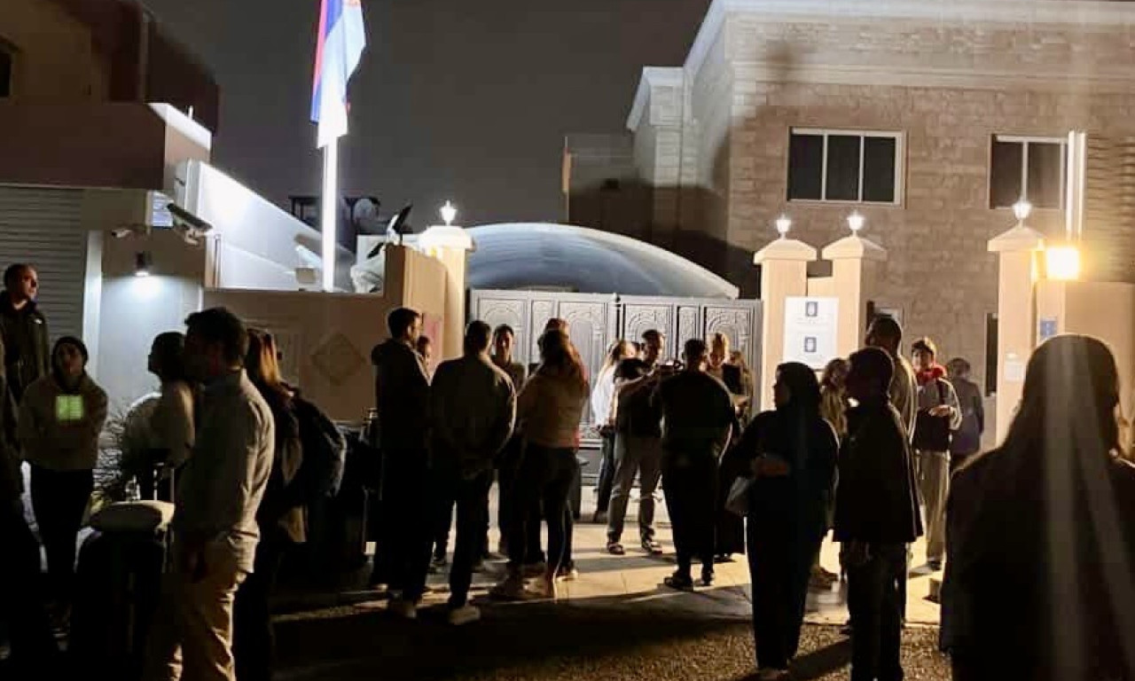 ODZVANJAJU SIRENE U RIJADU: Eksplozije odjeknule širom grada - projektili krenuli i prema Meki!