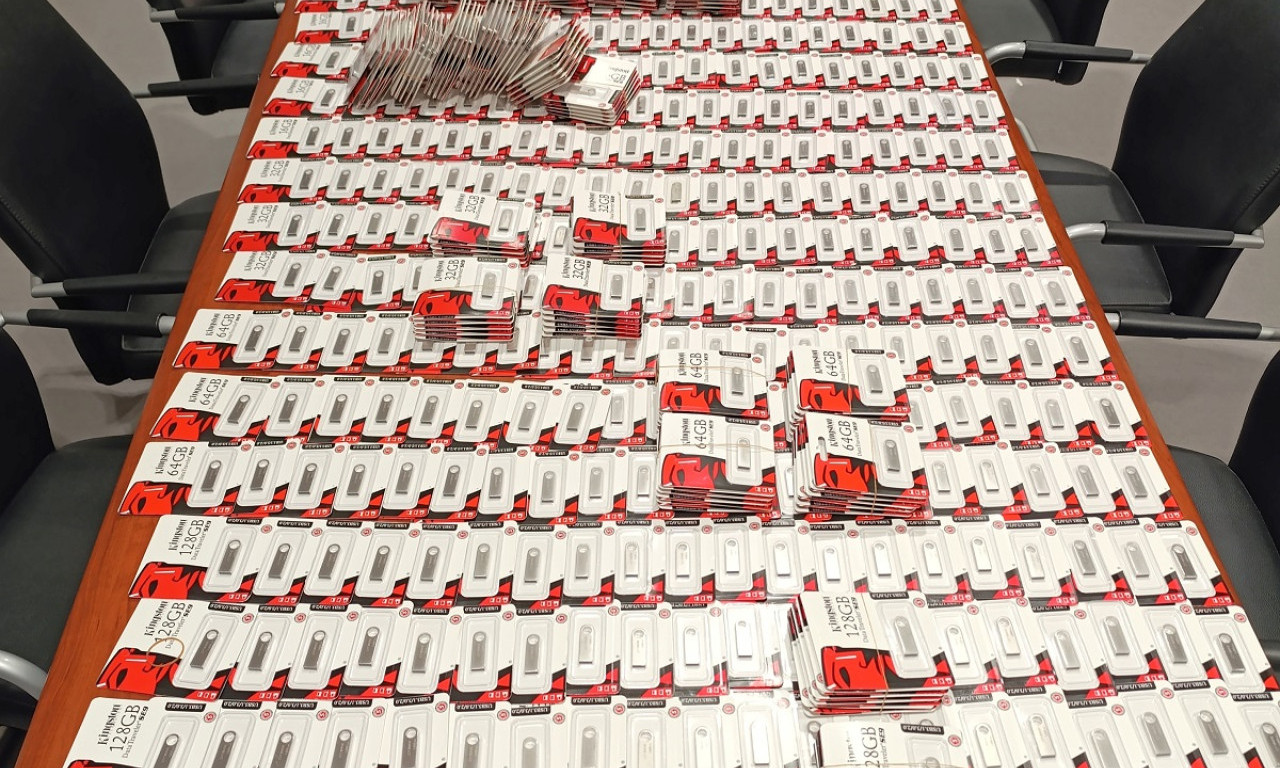 DOŠAO PO KOFER, PA SAČEKALI GA CARINICI NA AERODROMU! Evo šta su mu pronašli u izgubljenom prtljagu (FOTO)