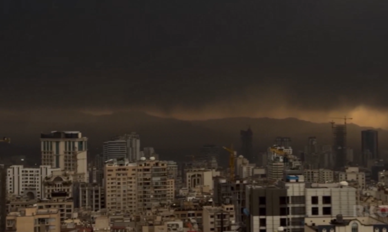 „CRNA KIŠA“ NAD TEHERANOM: Nebo se spojilo sa zapaljenom naftom, snimci iz iranske prestonice lede krv u žilama!