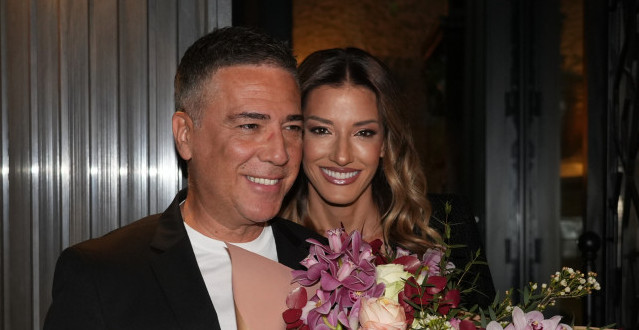 ŽELJKO I JOVANA BLISTAJU: Joksimovići stigli na gala proslavu kod Braje – voditeljka u nikad izazovnijem izdanju, a evo šta su doneli na poklon! (FOTO)