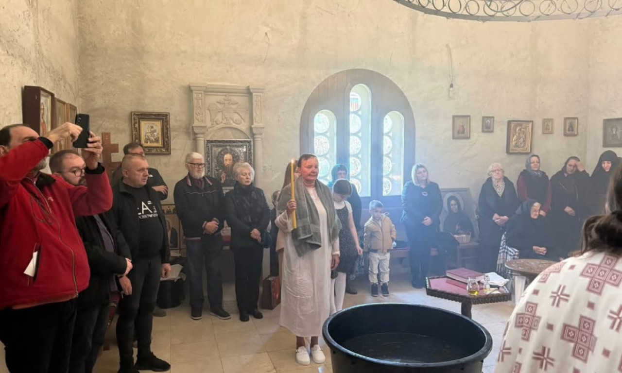 VLADIKA JOVAN KRSTIO HRISTINU U JASENOVCU Mesto stradanja dobilo simbol duhovnog rođenja (FOTO)