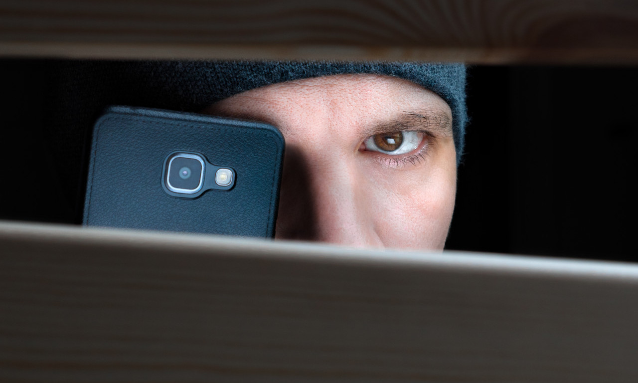 KOMŠIJA JU JE MESECIMA KRIŠOM SNIMAO TELEFONOM Kada je saznala zašto - krenula je prava drama