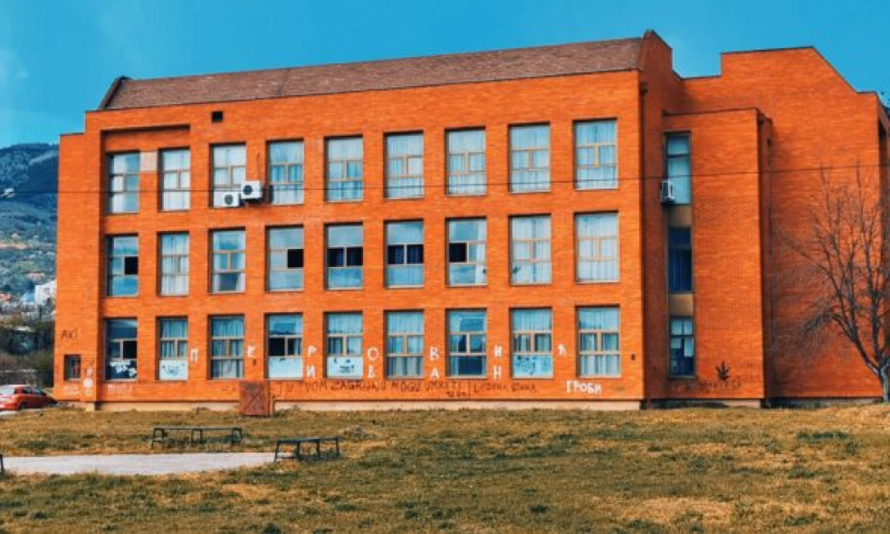 "ODJEDNOM MU SE SLOŠILO, SEO JE NA KLUPU I..." Oglasio se direktor škole iz Vranja u kojoj je učenik umro tokom fudbala