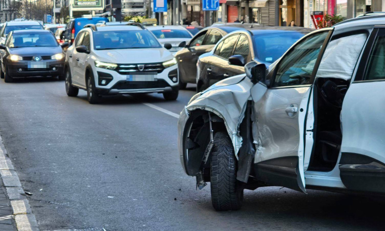 KARAMBOL U CENTRU GRADA Sudar motora i automobila blokirao saobraćaj, pogledajte slike sa lica mesta (FOTO)