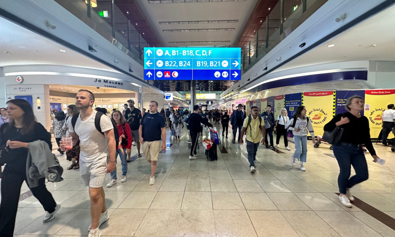 BOMBARDOVAN AERODROM U DUBAIJU! IMA RANJENIH Momentalno eksplodirala panika među putnicima! (VIDEO)