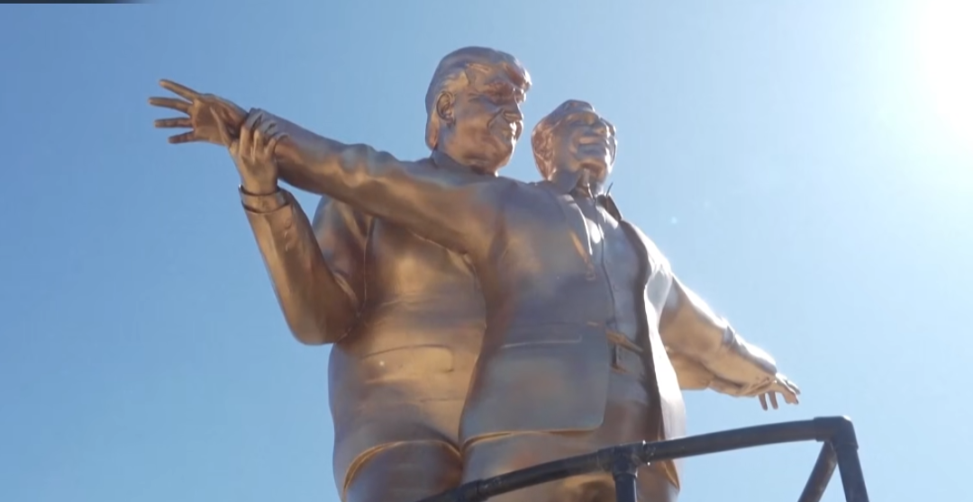 TRAMP GRLI EPSTINA KAO U SCENI IZ TITANIKA Svet ostao izbezumljen od ovog prizora! (FOTO+VIDEO)