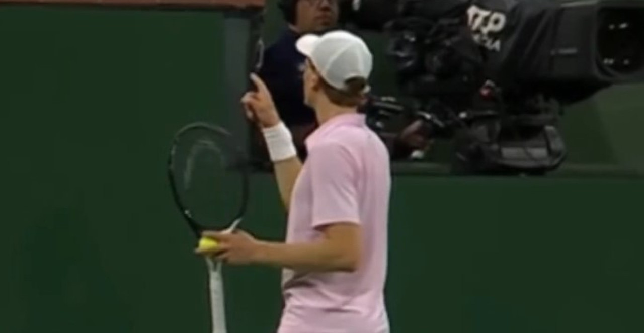 SINER "ODLEPIO" I SVAĐAO SE SA PUBLIKOM Italijan napravio haos, a onda se umešao sudija (VIDEO)