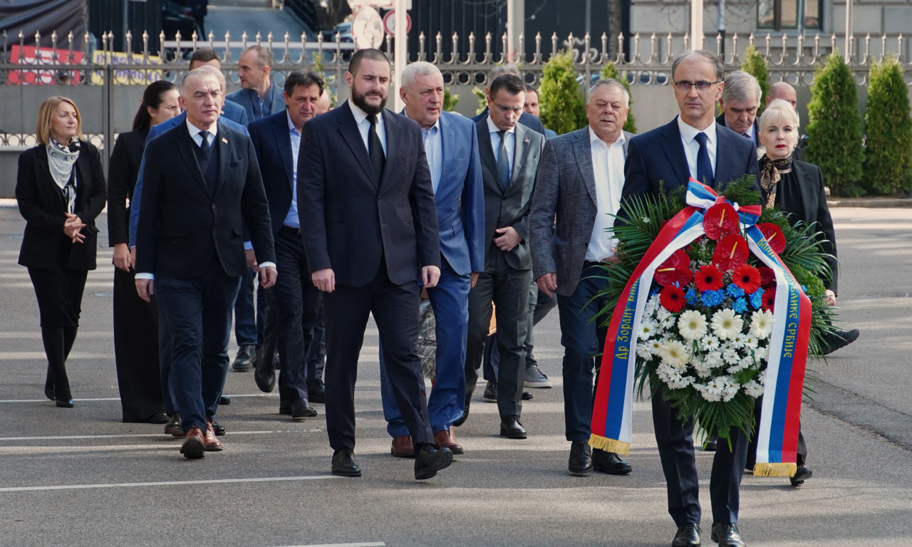 ODATA POČAST ĐINĐIĆU: Macut sa ministrima položio vence na mestu gde je ubijen premijer (FOTO+VIDEO)