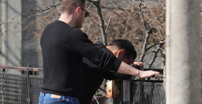DARKO SE SRUŠIO I LJUBI UMRLICU SVOG BRATA! Potresne scene sa sahrane Dragana Lazića, Brestač zavijen u crno (FOTO)