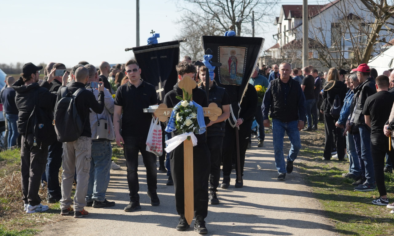 SAHRANA BRATA DARKA LAZIĆA Potresne scene na groblju, Brestač zavijen u crno (FOTO/VIDEO)