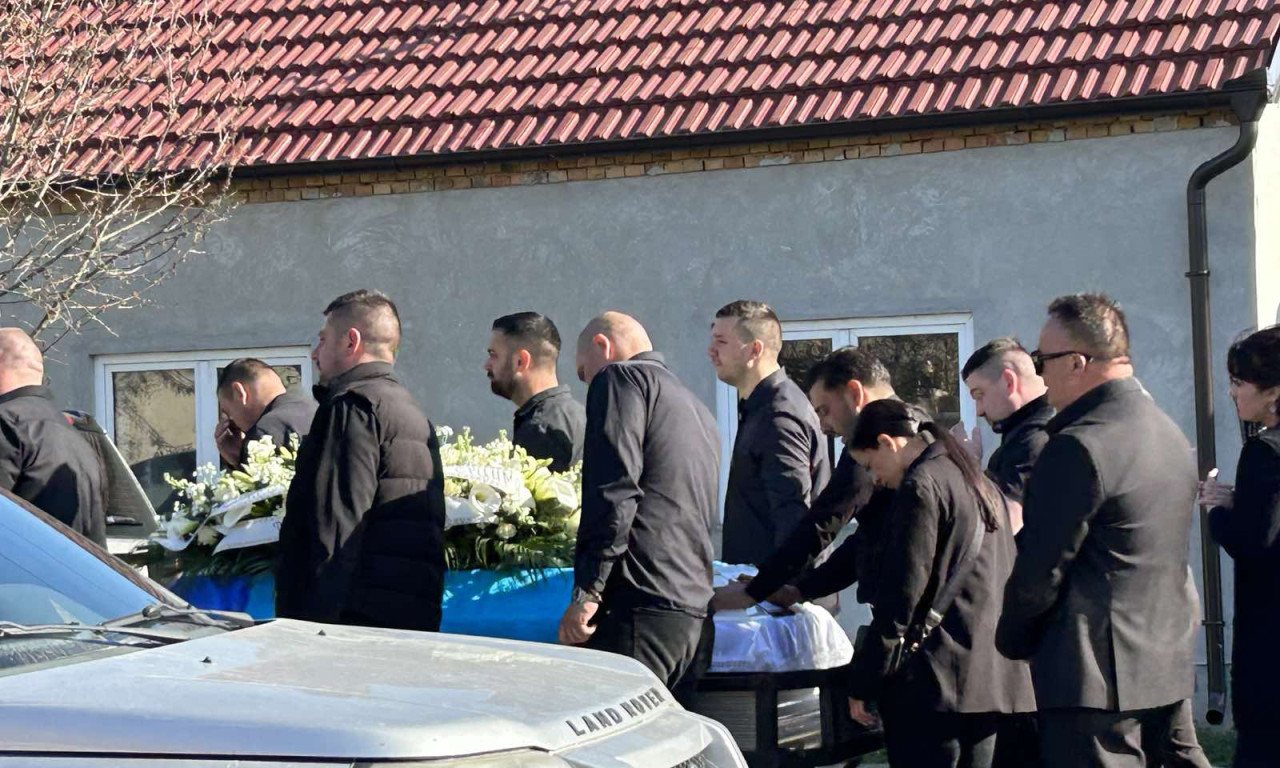 "ZAŠTO SI ME OSTAVIO?” Darko Lazić u suzama na sahrani brata, ne pušta kovčeg (FOTO)