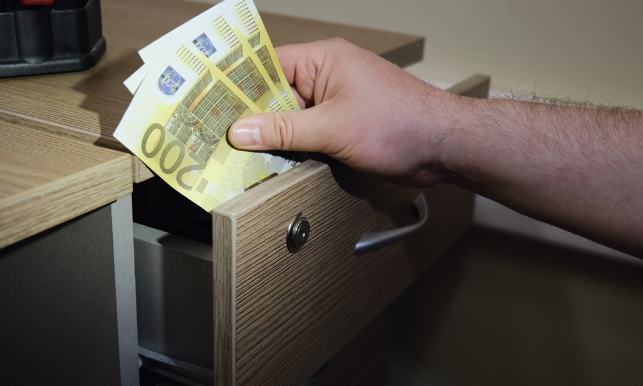 AKO VIDITE OVOG MUŠKARCA, NE OTVARAJTE VRATA! Odmah ga prijavite, vara i pljačka penzionere, objavljen snimak (VIDEO)