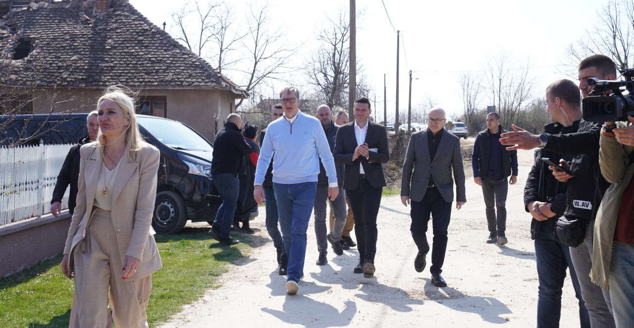 VUČIĆ OBIŠAO PORODICU ĐORĐEVIĆ U MRAMORCU "Istorijski trenutak - ovde je bio Karađorđe, pa Vi predsedniče" (FOTO+VIDEO)