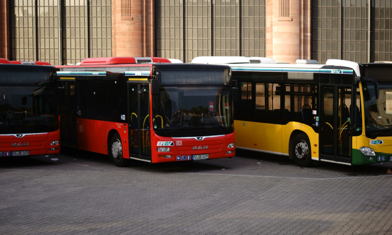 TINEJDŽER (15) UKRAO AUTOBUS DA BI ODVEZAO DEVOJKU U ŠKOLU! Detalji neverovatnog slučaja u Nemačkoj