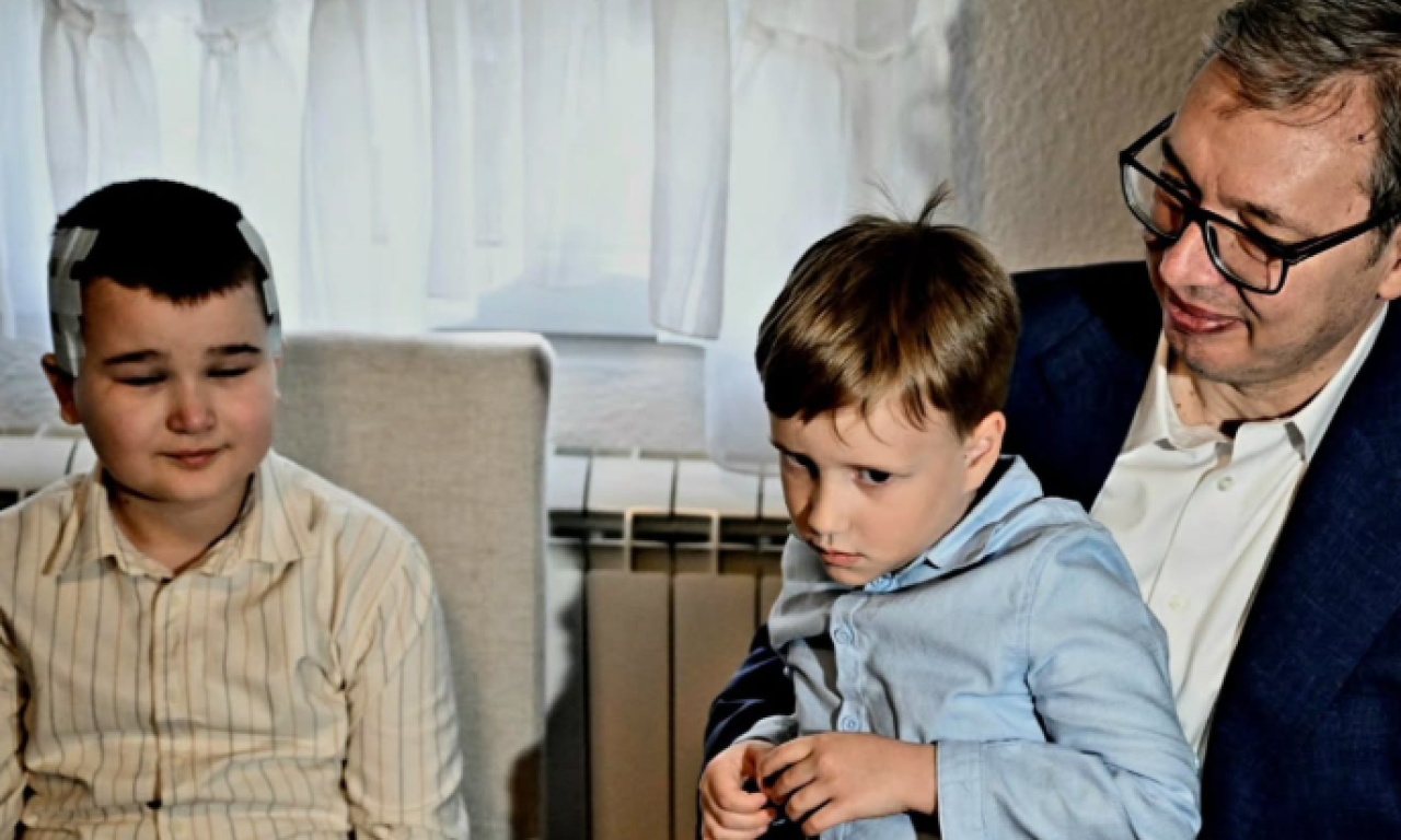 VUČIĆ OBJAVIO FOTOGRAFIJE SA ANDRIJOM KOJI BOLUJE OD RETKE BOLESTI: "Država je preuzela sve obaveze o njegovom lečenju"