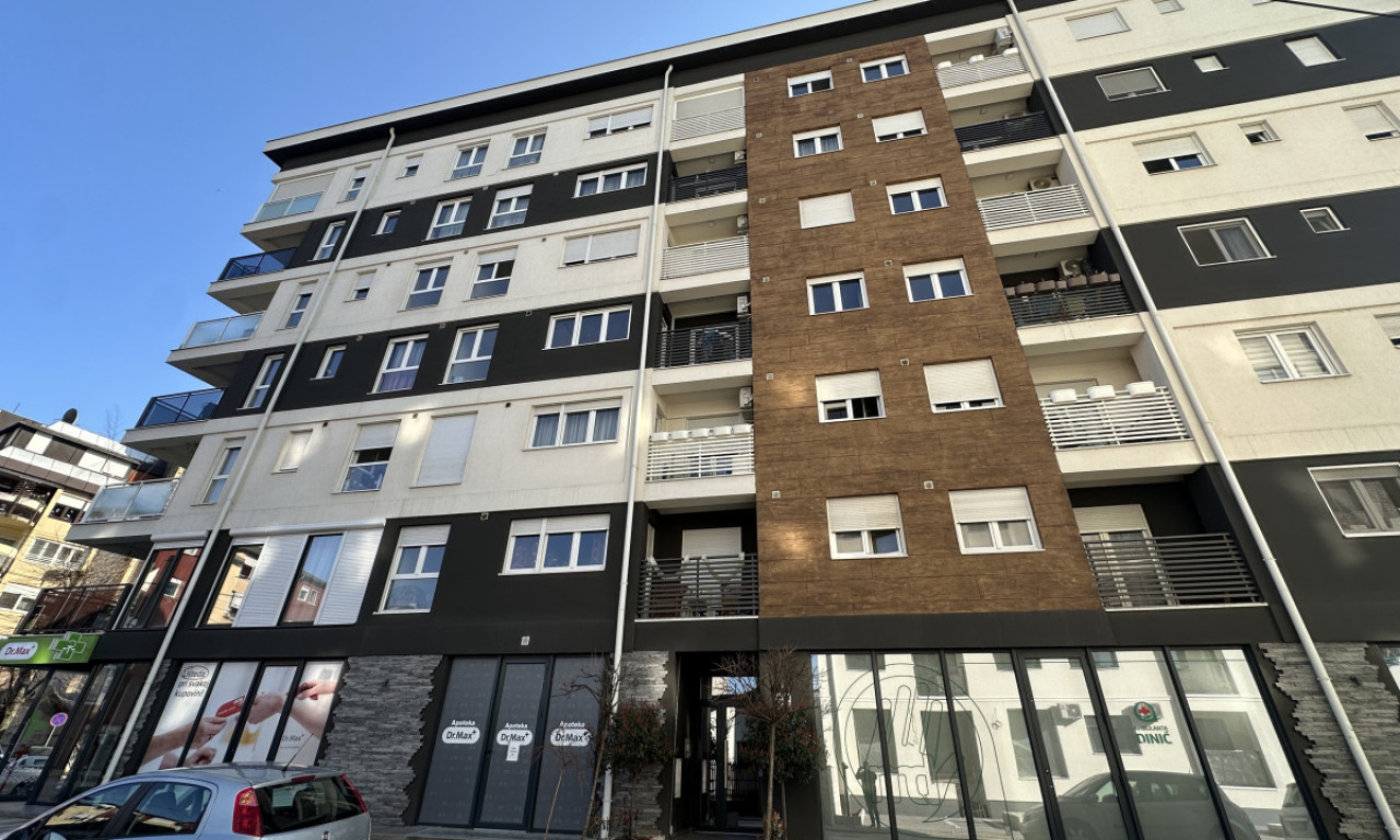 U OVOJ ZGRADI JE UBIJEN MUŠKARAC! Ubica pobegao posle krvavog pira, policija u Čačku na nogama (FOTO)