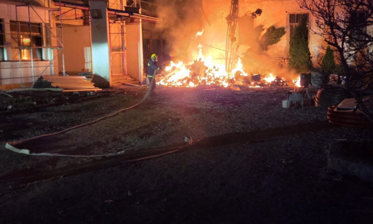 POŽAR U OSNOVNOJ ŠKOLI U KOSJERIĆU! Vatrogasne ekipe i policja na nogama (FOTO)