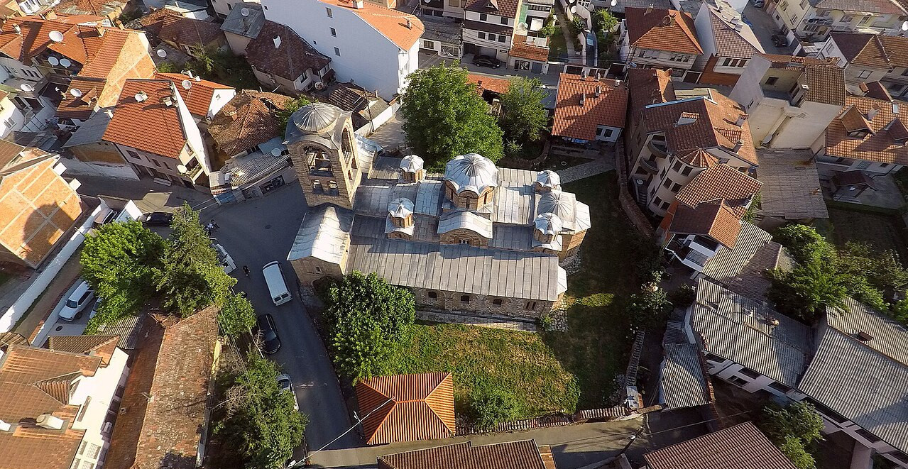 UNIŠTAVANJE SRPSKIH CRKAVA PRENOŠENO UŽIVO NA TELEVIZIJAMA Ovako je izgledao talas terora na KiM 2004.