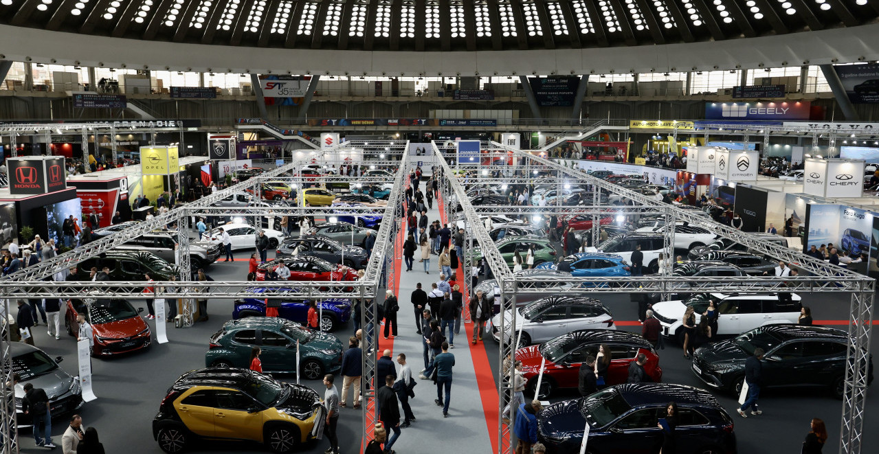 ZAVIRITE NA SAJAM AUTOMOBILA U BEOGRADU NA DAN OTVARANJA! "Vožnja koja se ne propušta" (FOTO)
