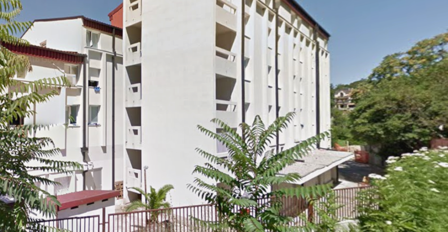 TRAGEDIJA! PREMINUO STUDENT (19) Pao sa četvrtog sprata studentskog doma (FOTO)