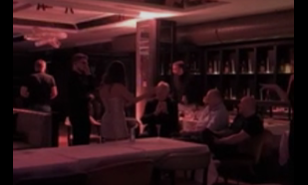 OTAC LUKE DONČIĆA SE VESELI U KAFANI! Na uvce mu peva Tea Bilanović, tu je i Mića Berić - ostali su do jutra (VIDEO)