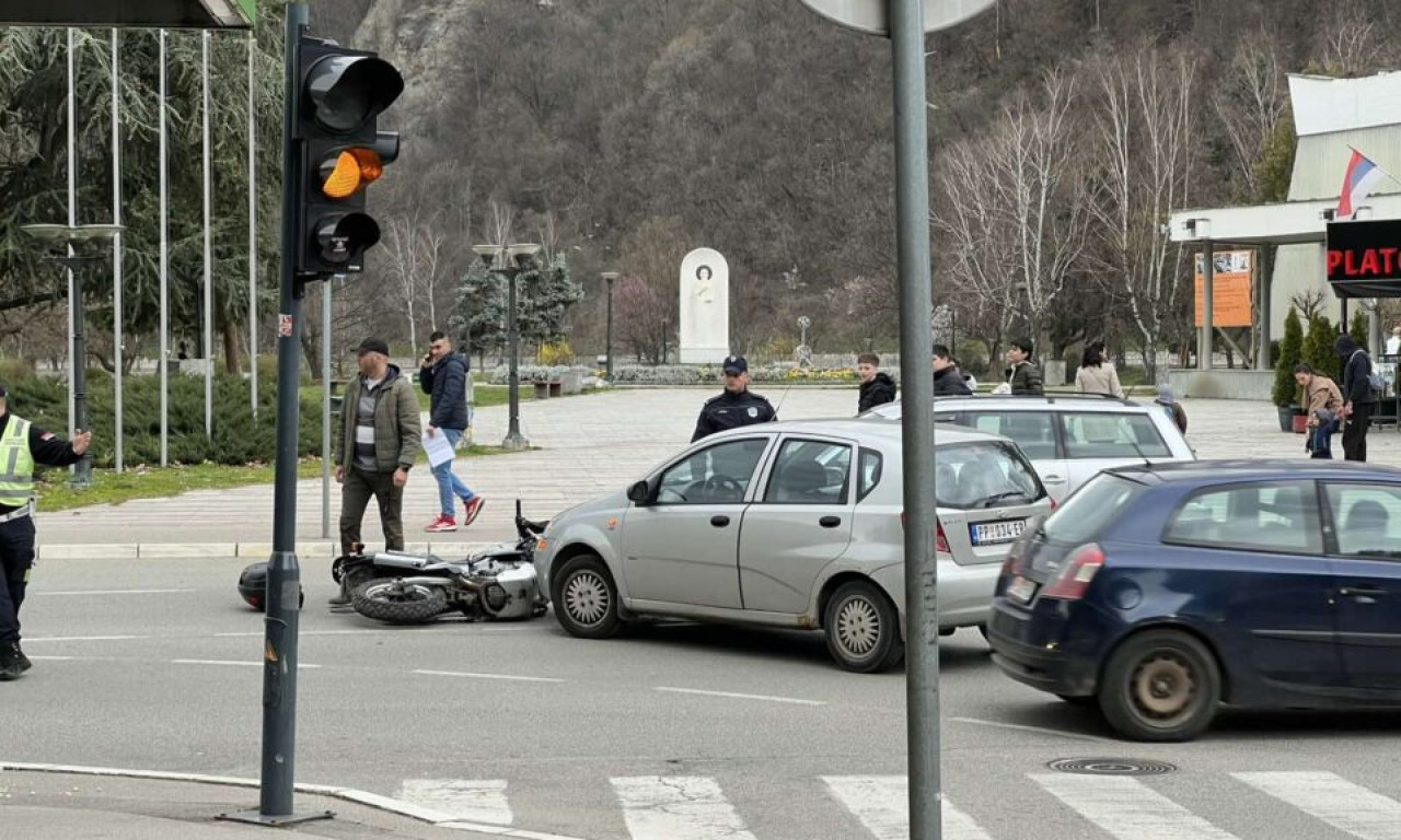 ŽESTOK SUDAR U CENTRU PRIJEPOLJA Motor oboren na zemlju, pored putničko vozilo (VIDEO)