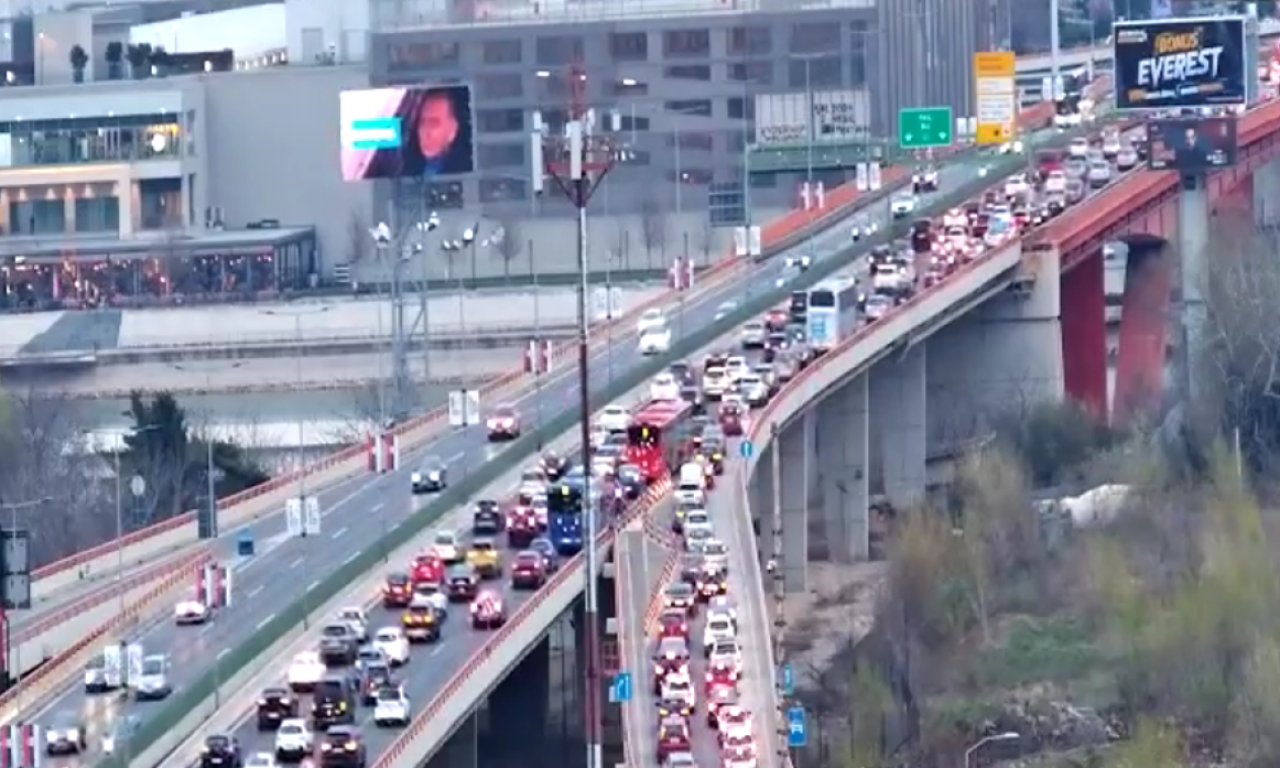 OGROMNE GUŽVE U BEOGRADU Kolone vozila na mostovima, saobraćaj mili na ovim deonicama (FOTO)