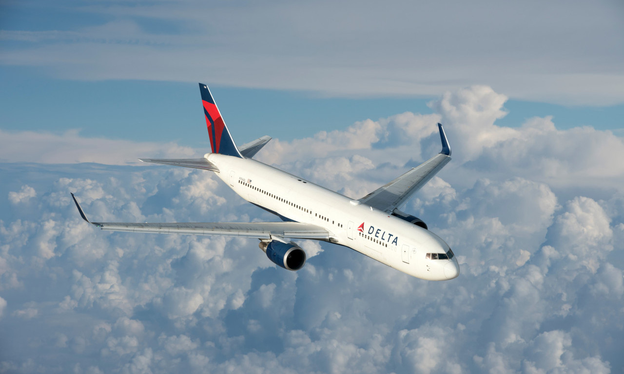 POVREĐENI PUTNICI I STJUARDESE! Avion uletio u jake turbulencije pri sletanju, pa usledio haos