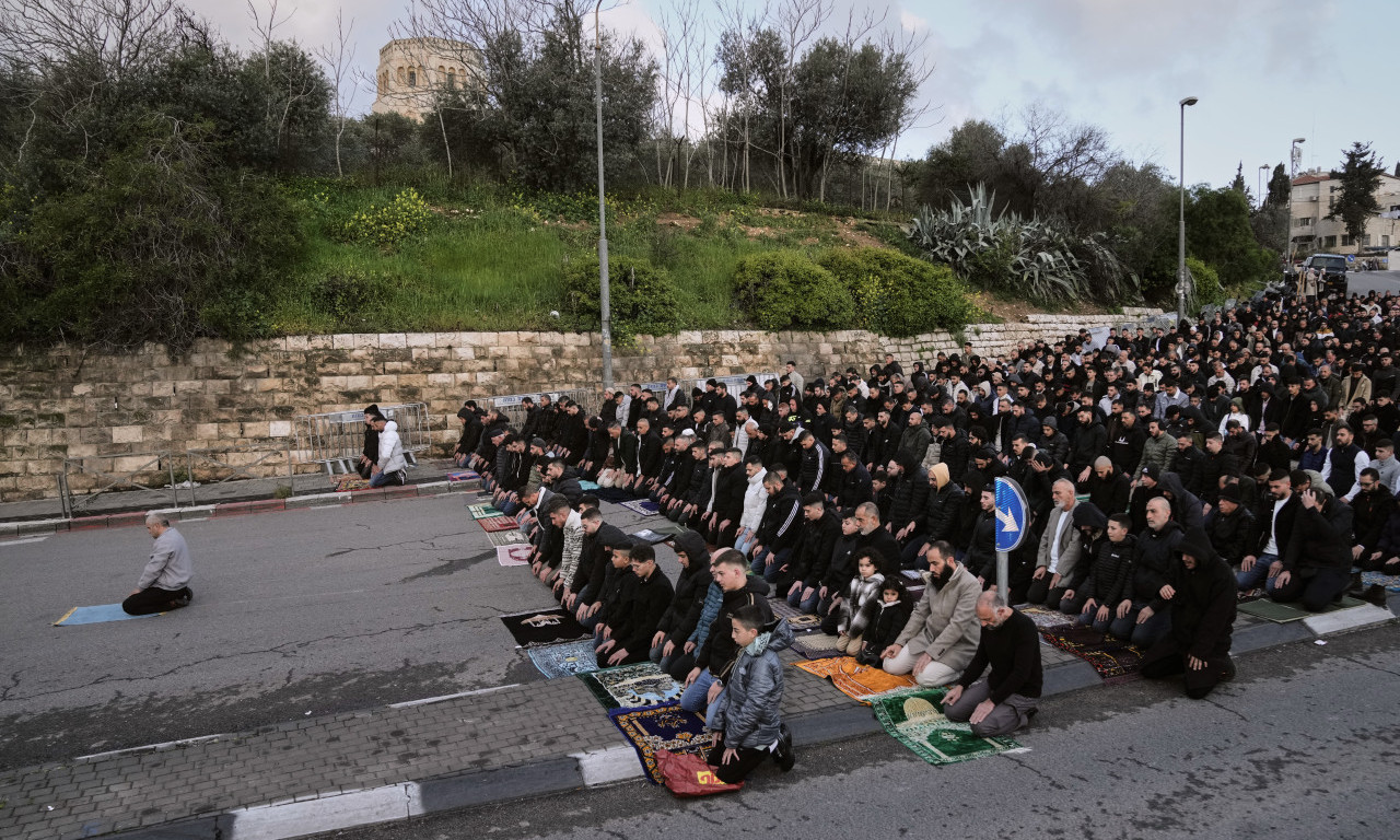 IZRAEL ZATVORIO ČUVENU DŽAMIJU U JERUSALIMU: Vernici klanjali na ulicama (FOTO)