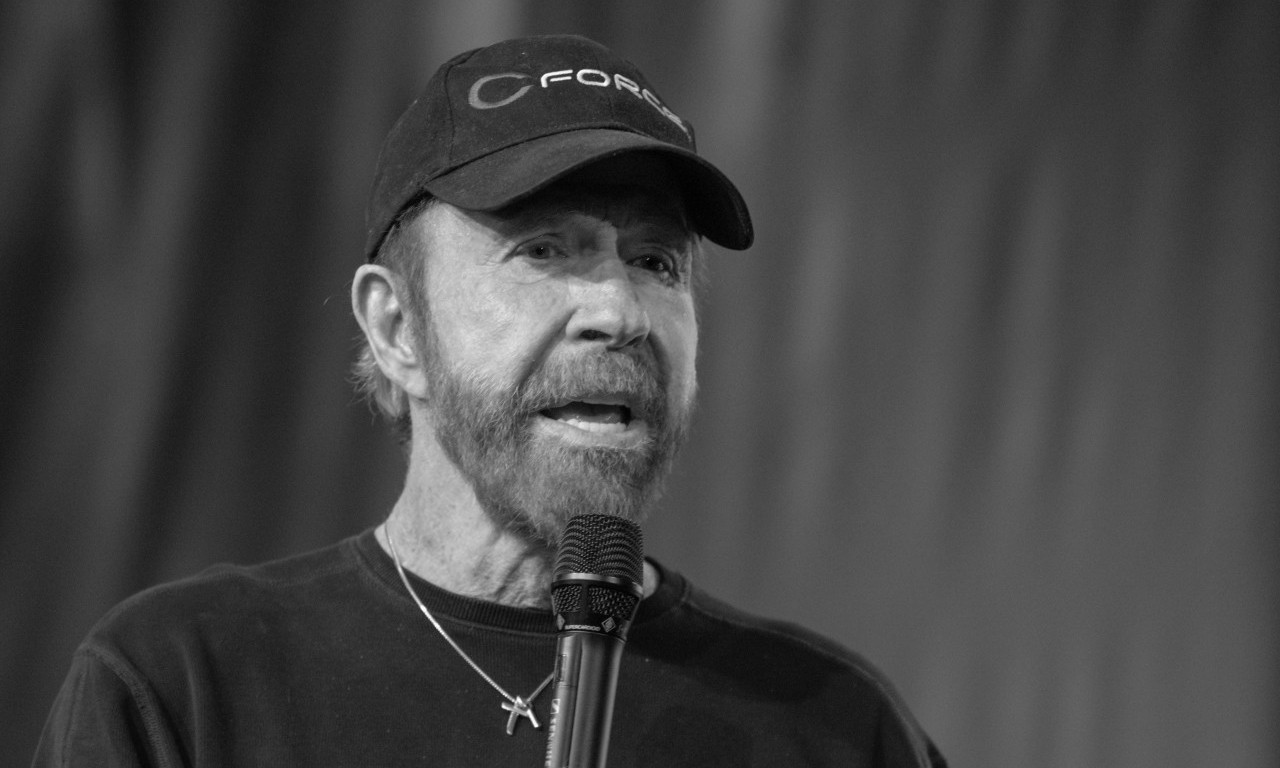 ČAK NORIS 7 DANA PRED SMRT OBJAVIO SNIMAK UZ JAKU PORUKU Direktno se obratio fanovima, ove reči će se pamtiti (VIDEO)