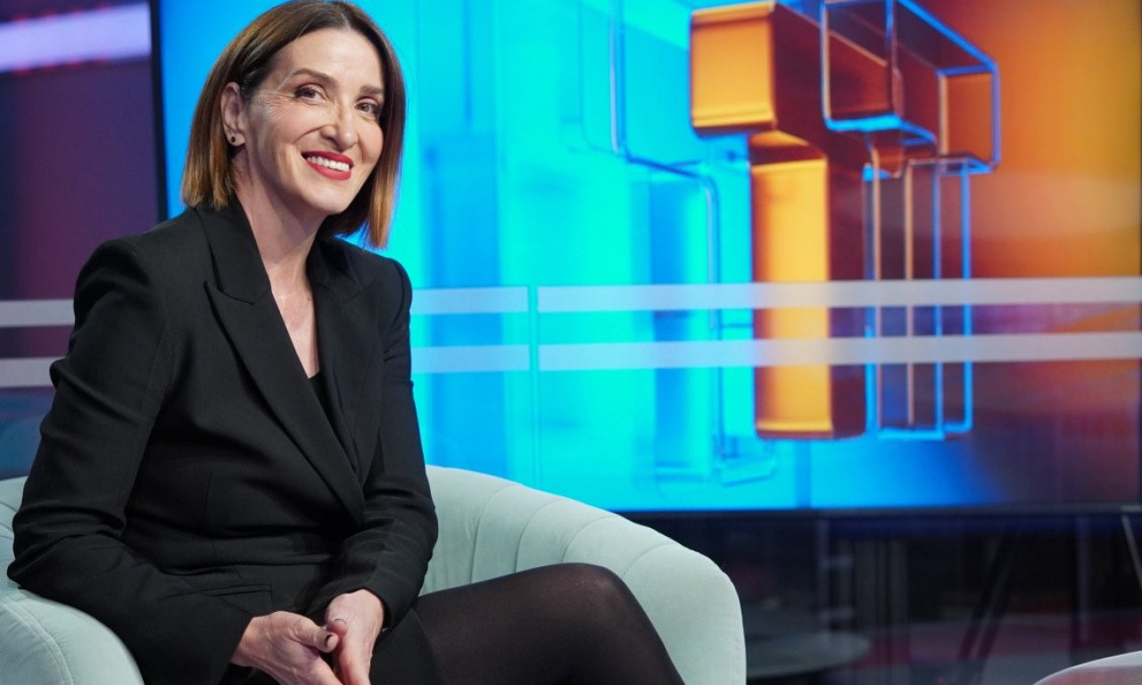 KULTURNO PODIZANJE IZ DNEVNE PRAŠINE Kako Aida Đedović vodi i šta nam poručuje u emisiji „Kulturno“ na TV Tanjug i TV K1