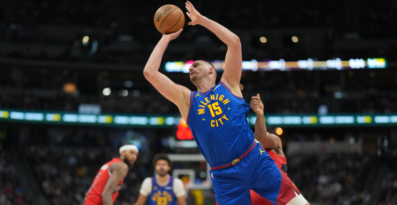 JOKIĆ BRILJIRAO PROTIV TIMA KOG VODI SRPSKI TRENER Zavirite na scene sa meča koje komentariše ceo svet (VIDEO)