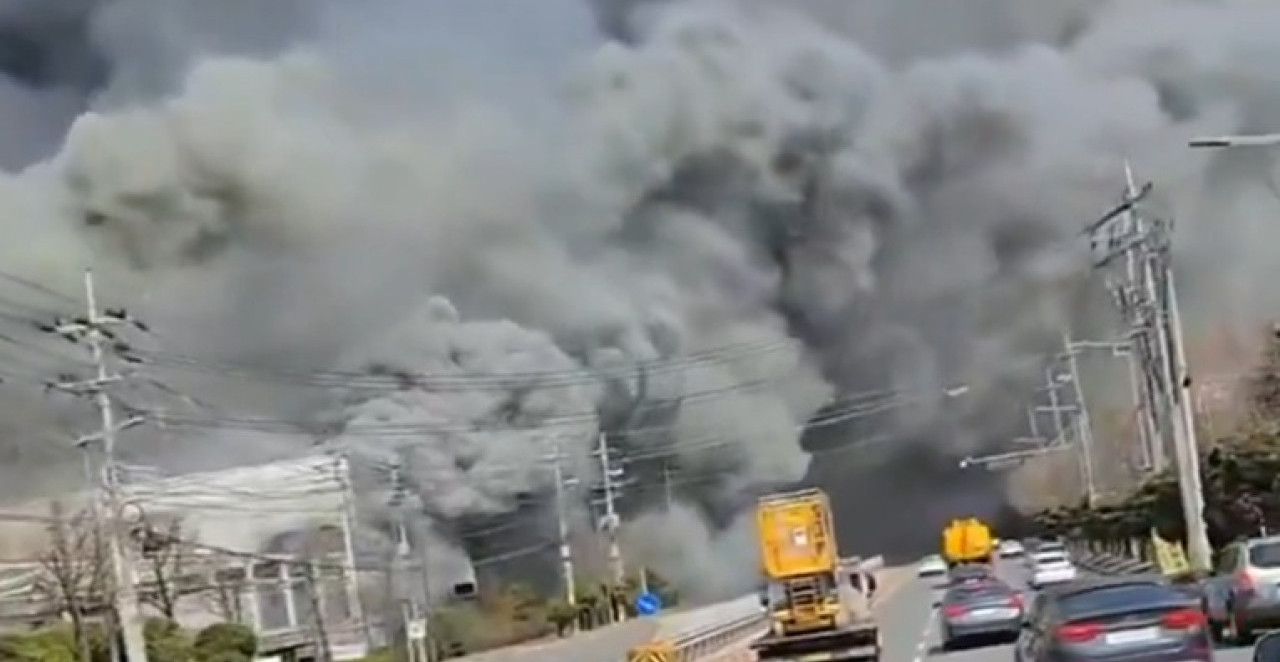 RADNICI OSTALI ZAROBLJENI U PLAMENU! 14 mrtvih posle požara u fabrici u Južnoj Koreji, prizori su jezivi (VIDEO)