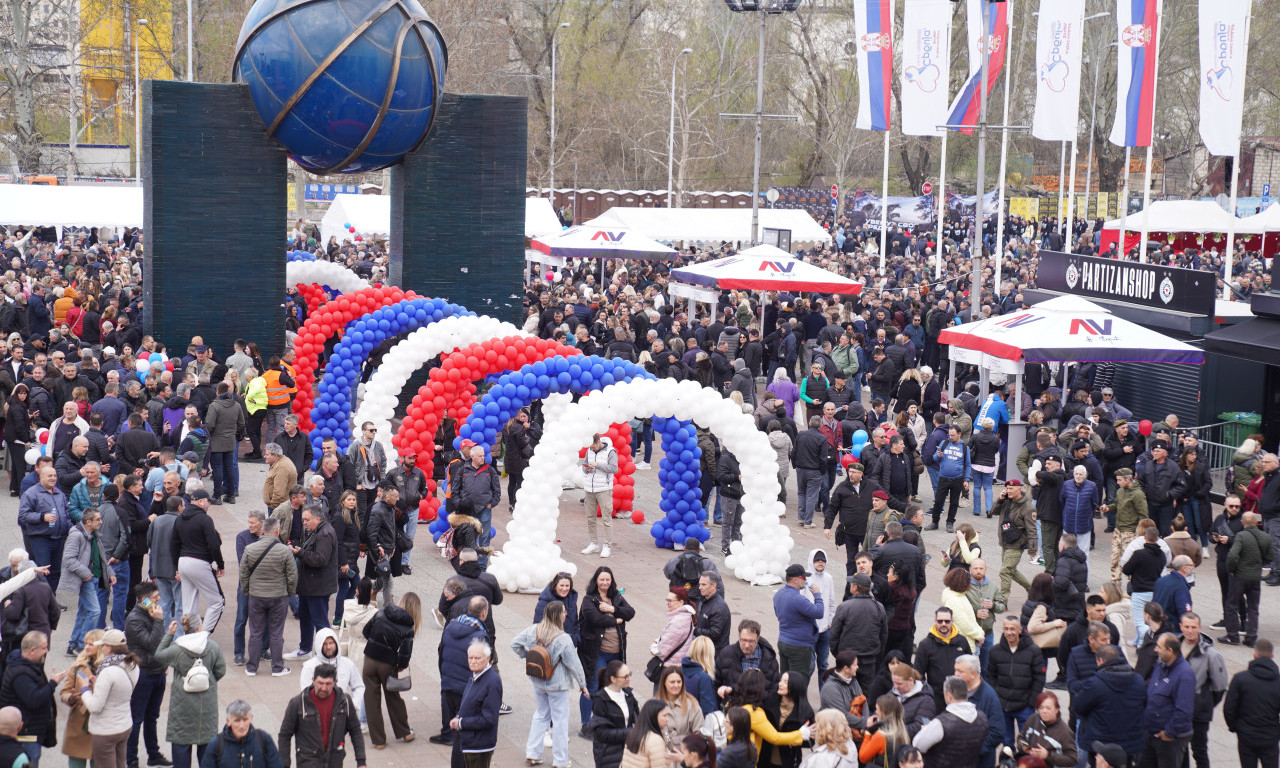 PREPUNA ARENA UOČI SKUPA: Narod došao da pruži podršku politici predsednika Vučića (FOTO)