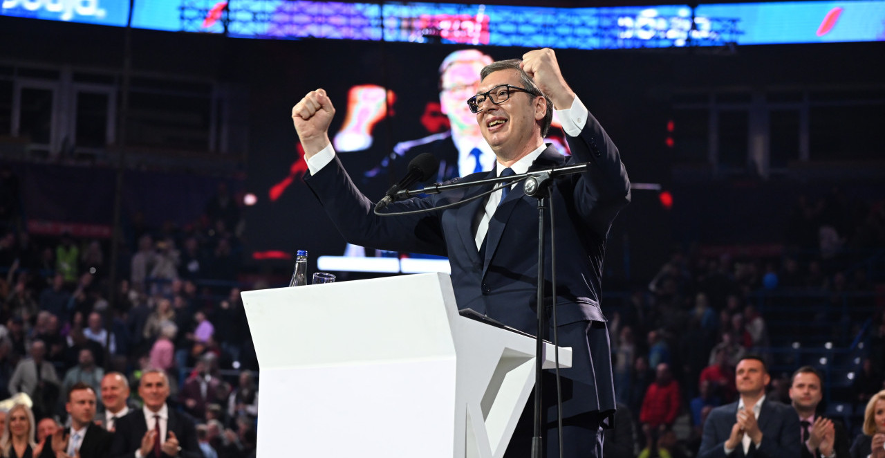 KLJUČNE PORUKE VUČIĆA SA SKUPA U ARENI: Veće plate i penzije, srčana borba za Srbiju i svaku porodicu (FOTO+VIDEO)