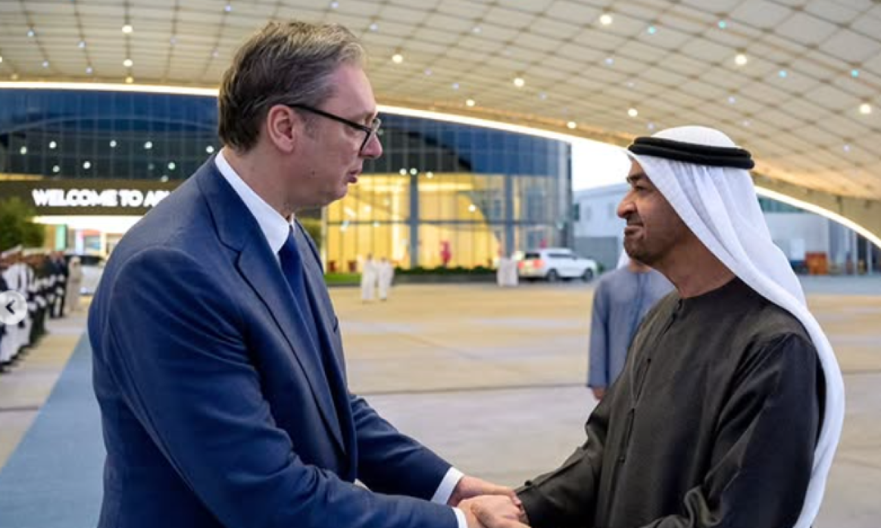 POGLEDAJTE KAKO JE VUČIĆ DOČEKAN U EMIRATIMA Priređena svečanost na aerodromu za predsednika Srbije (VIDEO)