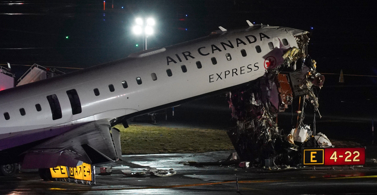 IMA MRTVIH! UZNEMIRUJUĆE VESTI NAKON AVIONSKE NESREĆE U NJUJORKU Nos letelice potpuno zgužvan (VIDEO)