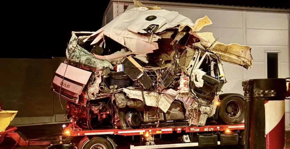 SAM BOG GA JE SPASIO! Vatrogasci izvukli živog vozača iz ove nesreće! (UZNEMIRUJUĆE FOTOGRAFIJE)