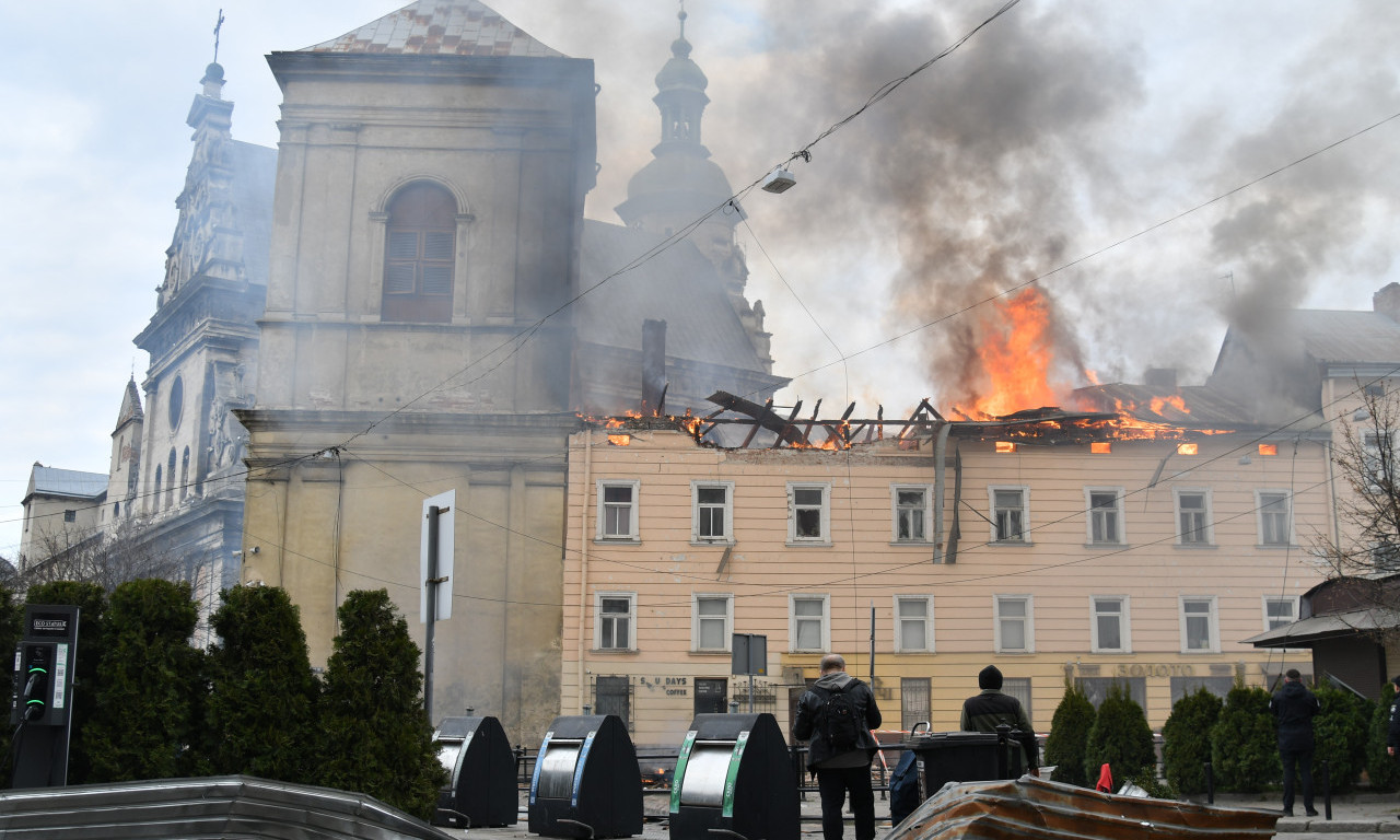 HOROR USRED BELA DANA! Ruski dronovi se zakucali u centar Lavova, ima povređenih (VIDEO/FOTO)