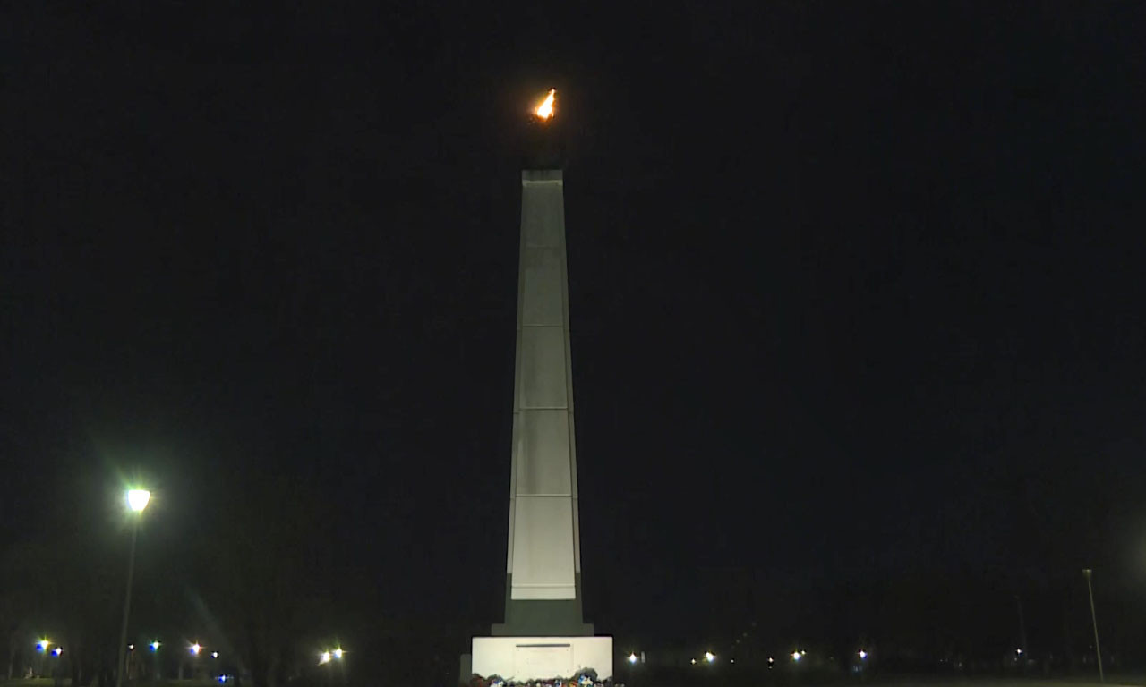 SRBIJA NE ZABORAVLJA! Upaljena Večna vatra na Ušću povodom obeležavanja godišnjice NATO bombardovanja (VIDEO)