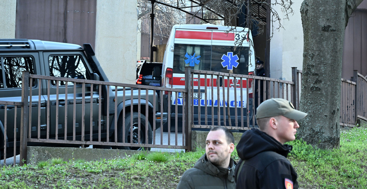 DEČAK KOJI JE POČINIO UBISTVA U "RIBNIKARU" NAPUSTIO PSIHIJATRIJSKU KLINIKU Pogledajte kako je dovezen u sud (FOTO+VIDEO)