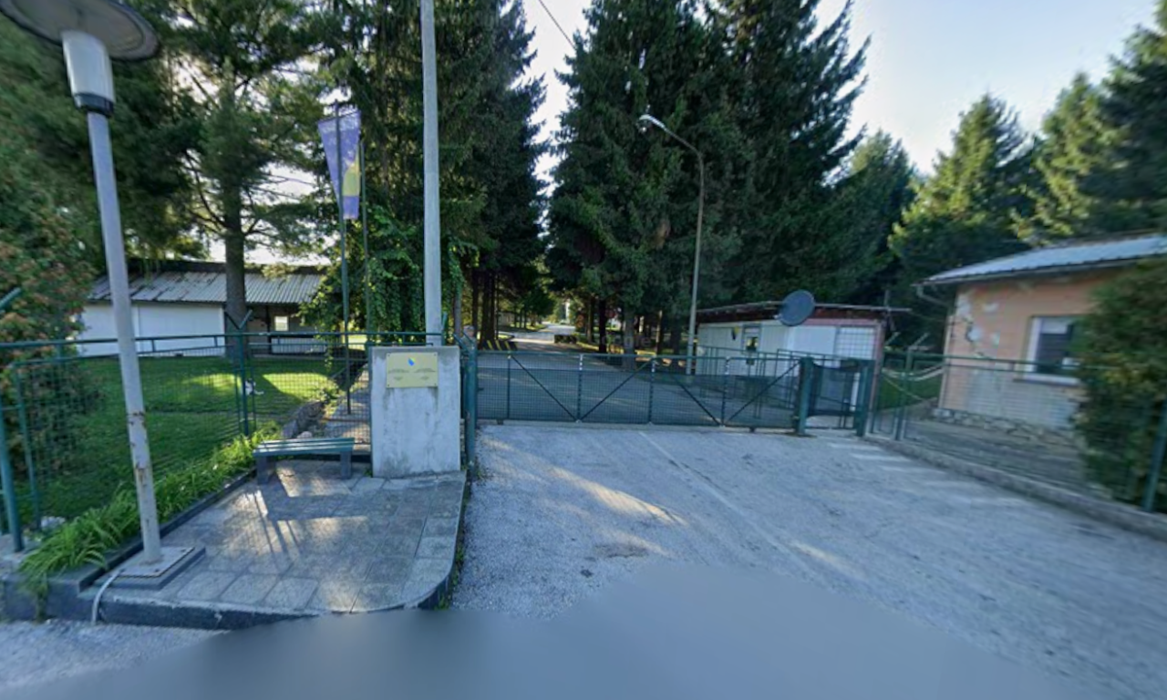 "SMRT SRBIMA, BOSNA BOŠNJACIMA" Sramni antisrpski grafiti na kasarni Oružanih snaga BiH u Pazariću!