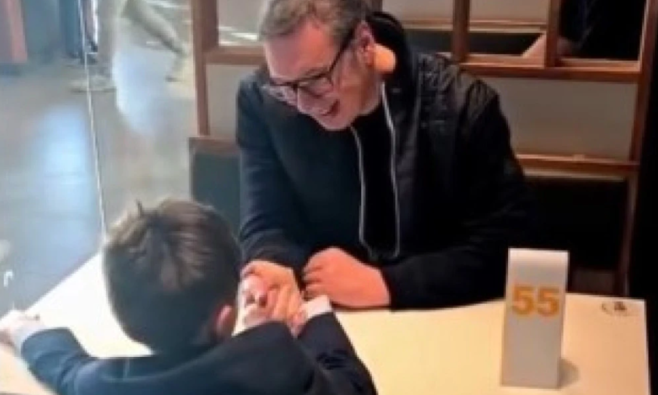 VUČIĆ OBJAVIO SNIMAK SA SINOM: "Vukan izveo tatu u TC Galerija, sa lakoćom mi je oborio ruku" (VIDEO)