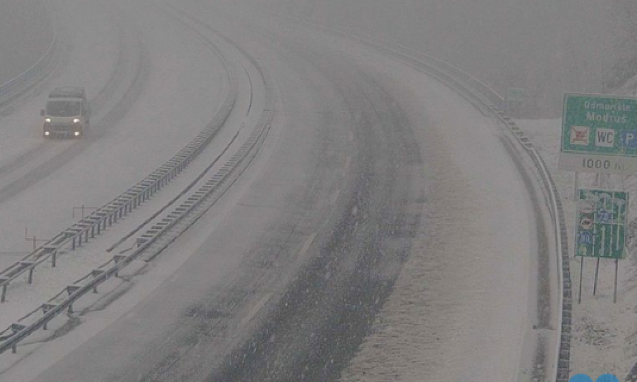LEDENI KOLAPS KRENUO IZ HRVATSKE! Sneg zavejao autoput  – Srbija sledeća na udaru (FOTO)