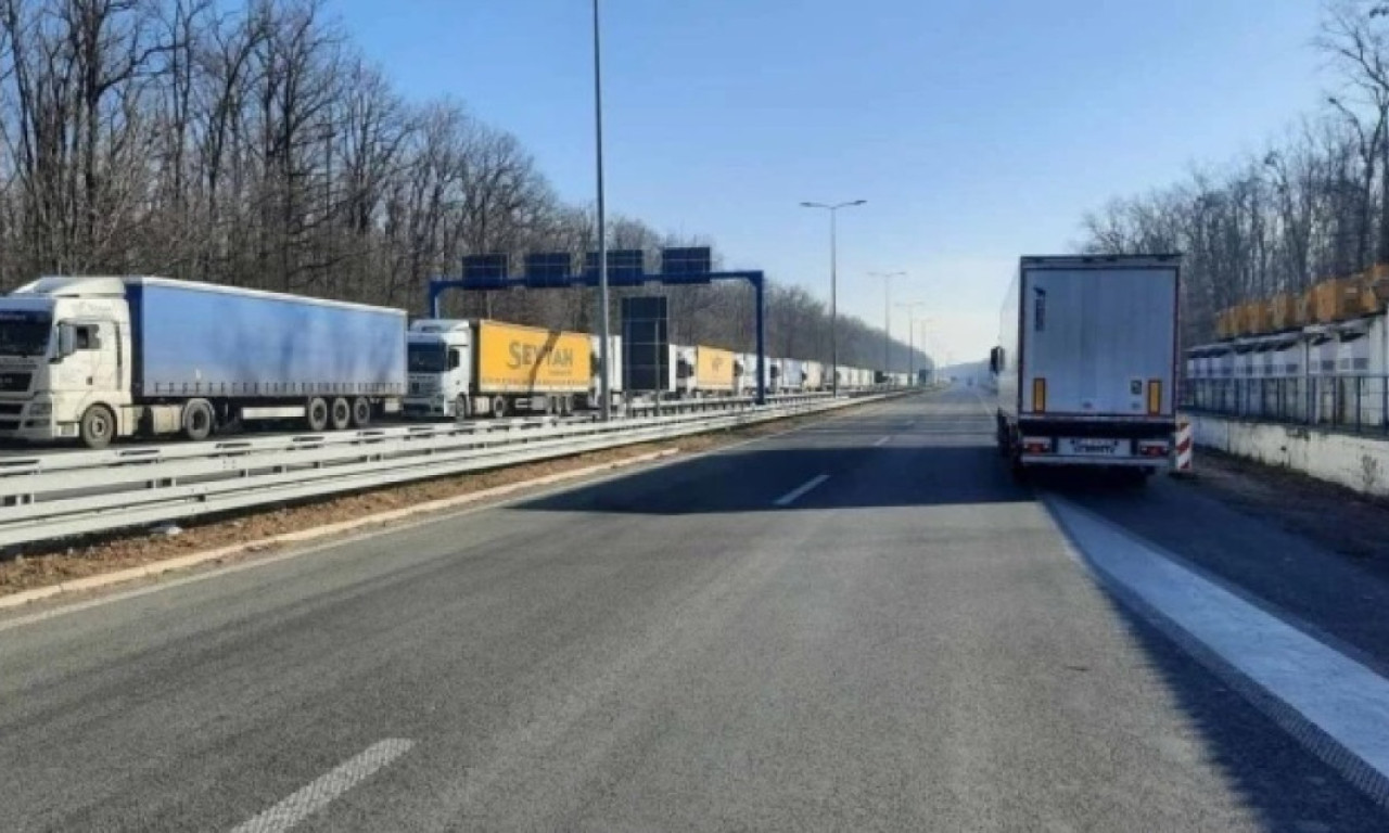 SAOBRAĆAJNI PAKAO NA IZLAZU IZ SRBIJE! Kamioni stoje satima, kolone su kilometarske, evo gde je najgore