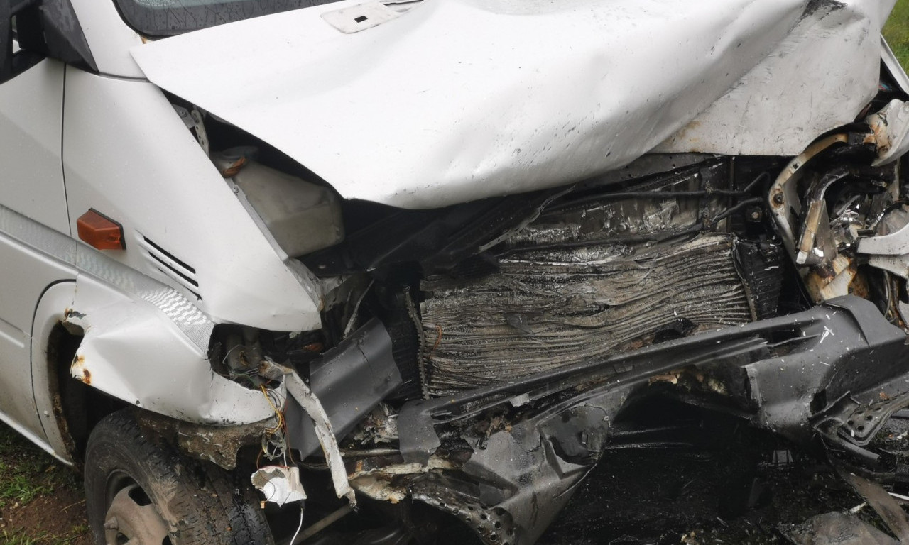 JEDNA OSOBA POGINULA, VIŠE POVREĐENO! Vozilo završilo na ogradi posle teške saobraćajke u Kragujevcu (FOTO)